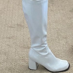 Mid length white Gogo boot